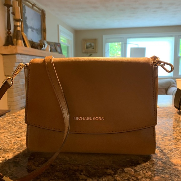 Michael Kors Handbags - Michael Kors Tan Crossbody Purse